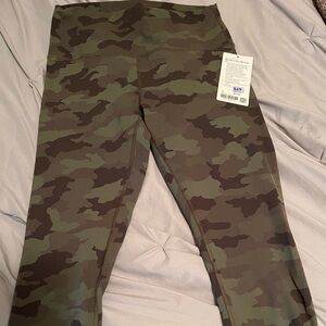 Lululemon-Wunder train crop- NWT- size 12